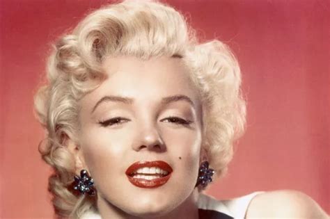 Marilyn Monroe poses for “red velvet” nude photo session